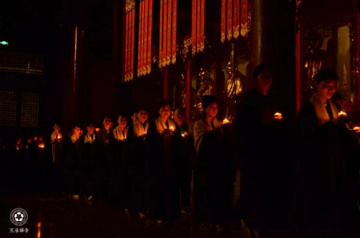 Lamp transmission ceremony at the end of the retreat. Images courtesy of Yuquan Monastery