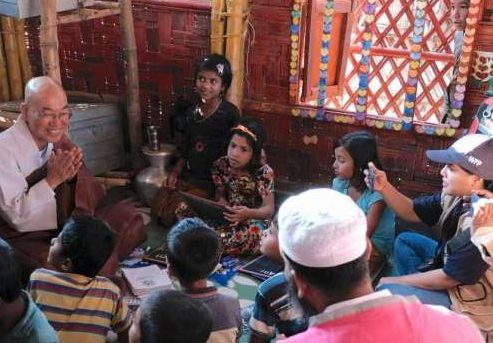 Ven. Pomnyun Sunim meets with Rohingya refugees in Cox’s Bazar, Bangladesh. Image courtesy of JTS Korea