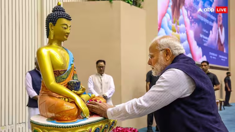 Narendra Modi facing a Buddha statue